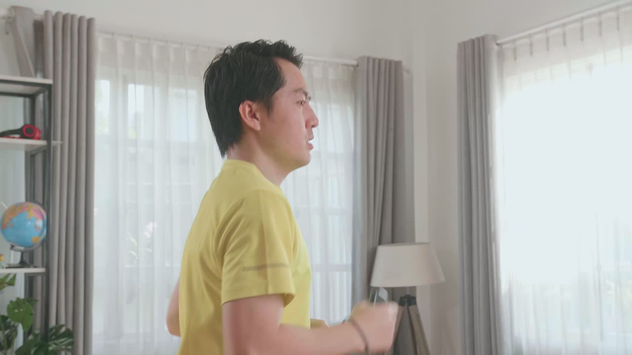 집에서 달리는 남자