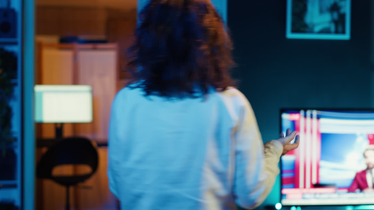 mujer caminando por casa arreglando problemas de codificación, molesta por los errores