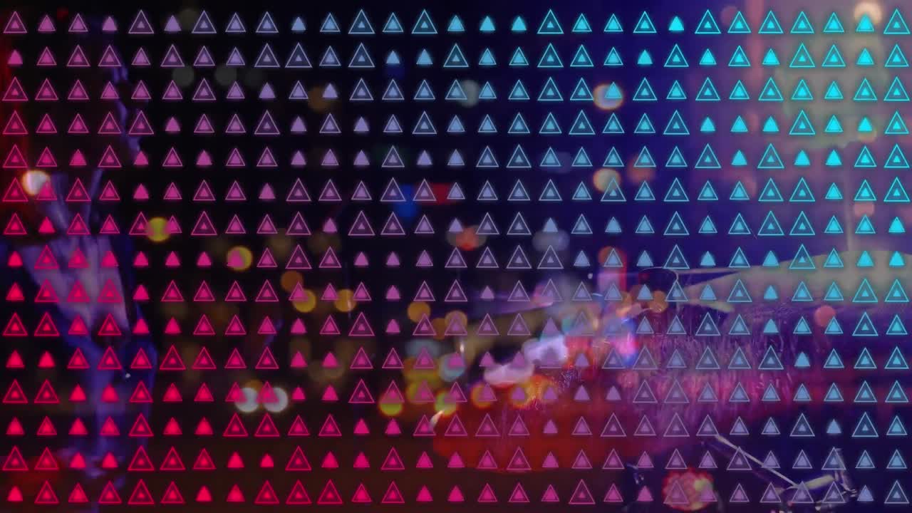 Animazione di triangoli rossi e blu che si muovono su un uomo che suona le percussioni a un concerto