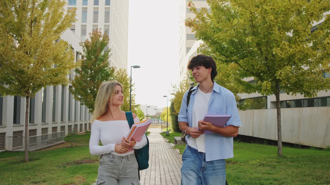 캠퍼스에서 고 있는 학생들