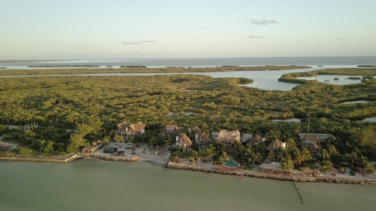 AÉREO - Resort en una hermosa playa, Isla Holbox, Yucatán, México, paneo circular