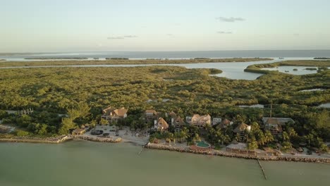 aéreo - resort en una hermosa playa, isla holbox, yucatán, méxico, círculo pan