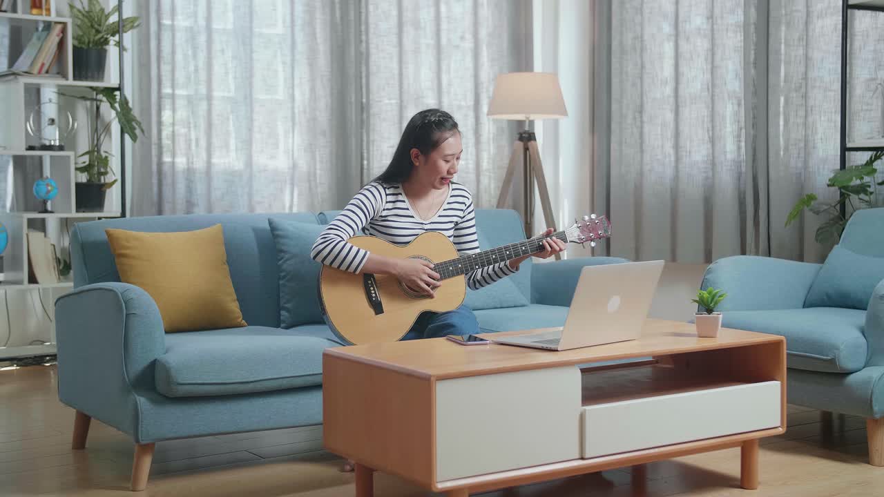 온라인에서 기타를 배우는 여성