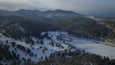 Patinaje-Sobre-Hielo-Patinar-Pista-De-Hockey-Lago-Estanque-Hockey-Invierno-Etown-Casa-Del-Lago-De-Hoja-Perenne-Pescar-Tiendas-De-Campaña-Denver-Campo-De-Golf-Colorado-Aéreo-Cinematográfico-Zumbido-Atardecer-Hora-Dorada-Invierno-Fresco-Nieve-Movimiento-Hacia-Atrás