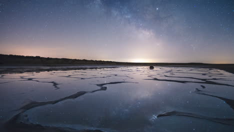 Milky-way-rising-over-a-salt-lake-in-Toledo,-Spain