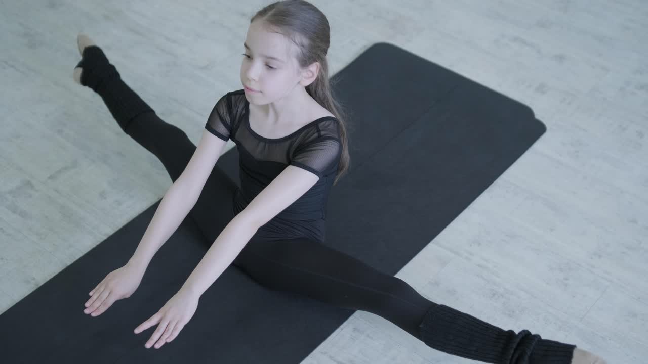 젊은 발레리나 가 스튜디오 에서 춤 을 연습 하고 있다