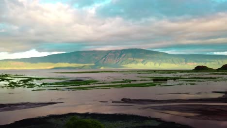 vista aérea de un paisaje pintoresco del lago natrón en tanzania - disparo de drones