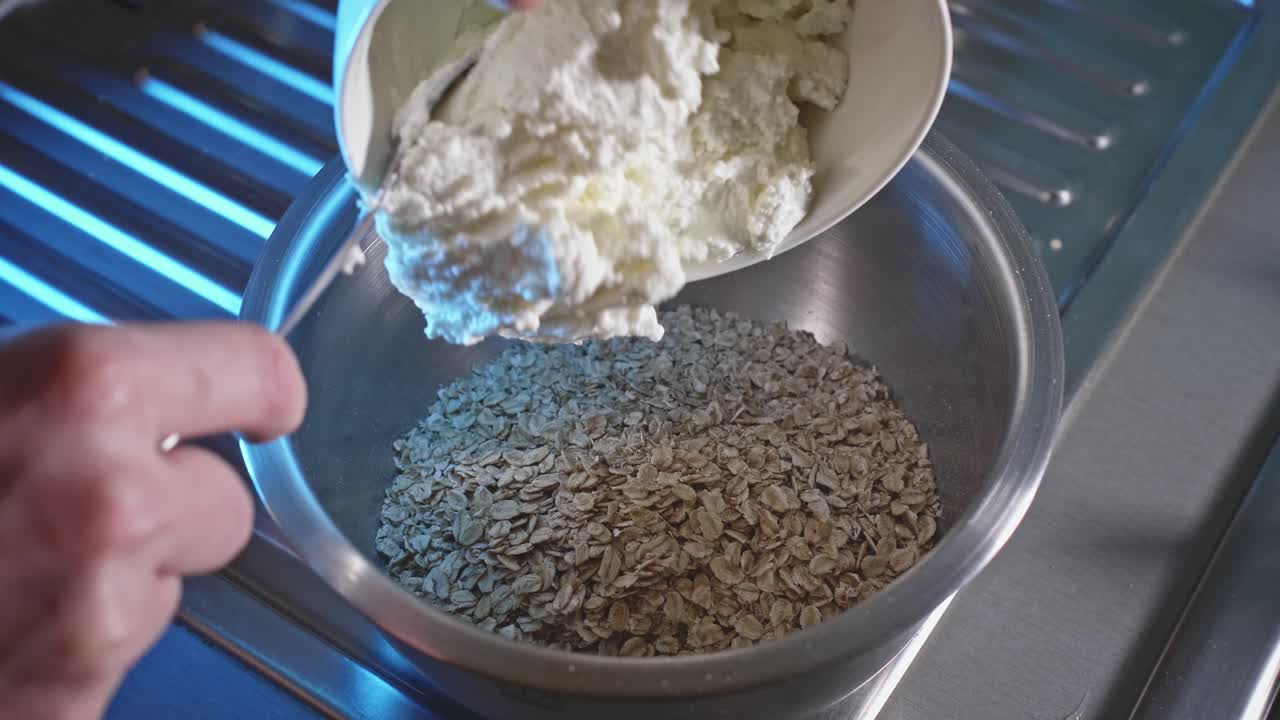 오트밀을 믹싱 볼에 붓고 저지방 치즈와 계란을 넣습니다.