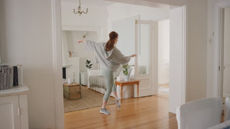 Mujer-Joven-Bailando-Practicando-Bailarina-De-Ballet-Ensayando-En-Casa-Con-Elegantes-Movimientos-De-Baile-4k