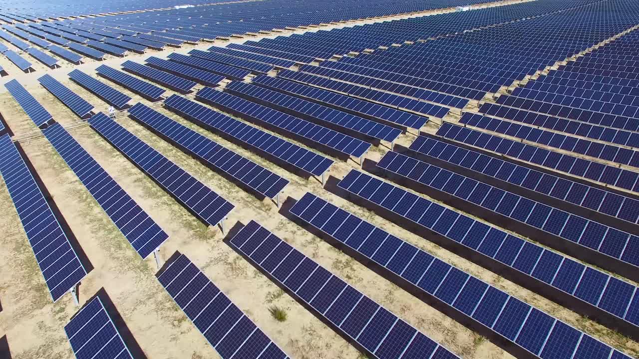 Una splendida ripresa aerea su un impianto solare nel deserto del Mojave in California 1