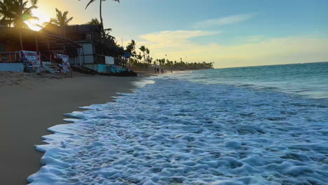 Tiendas-De-Playa-Primitivas-Al-Atardecer-En-La-Costa-De-Punta-Cana,-Dominicana,-Isla-De-Hispaniola