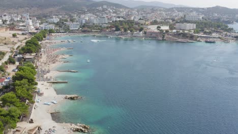 drones volando sobre las playas y restaurantes de ksamil en el mar mediterráneo en albania y grecia