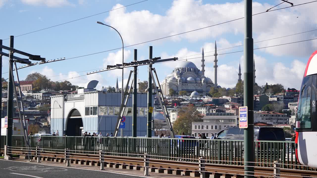 이스탄불 트램과 갈라타 다리, 배경에는 술탄아메트 모스크