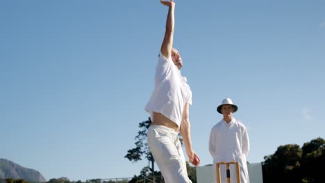 Jugador-De-Bolos-Entregando-Pelota-Durante-El-Partido-De-Cricket