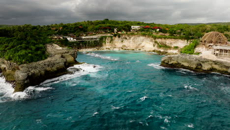 Blue-Lagoon-Nusa-Ceningan-Island-Cove-Resort-En-Lembongan,-Bali,-Indonesia