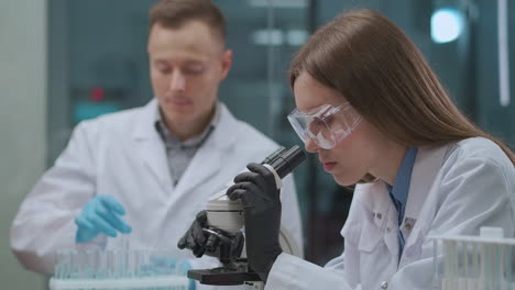 Un-Equipo-De-Profesionales-De-La-Salud-Está-Trabajando-En-El-Laboratorio-De-Investigación-De-Una-Institución-Científica,-Químicos-Y-Médicos-Masculinos-Y-Femeninos-Que-Investigan-Mediante-Aparatos-De-Microscopio.