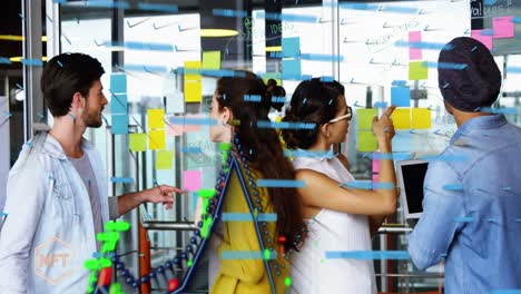 animación del procesamiento de datos sobre diversas personas de negocios tomando notas