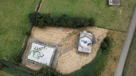 búnker alemán de la segunda guerra mundial en groningen, los países bajos, desde una perspectiva de drones