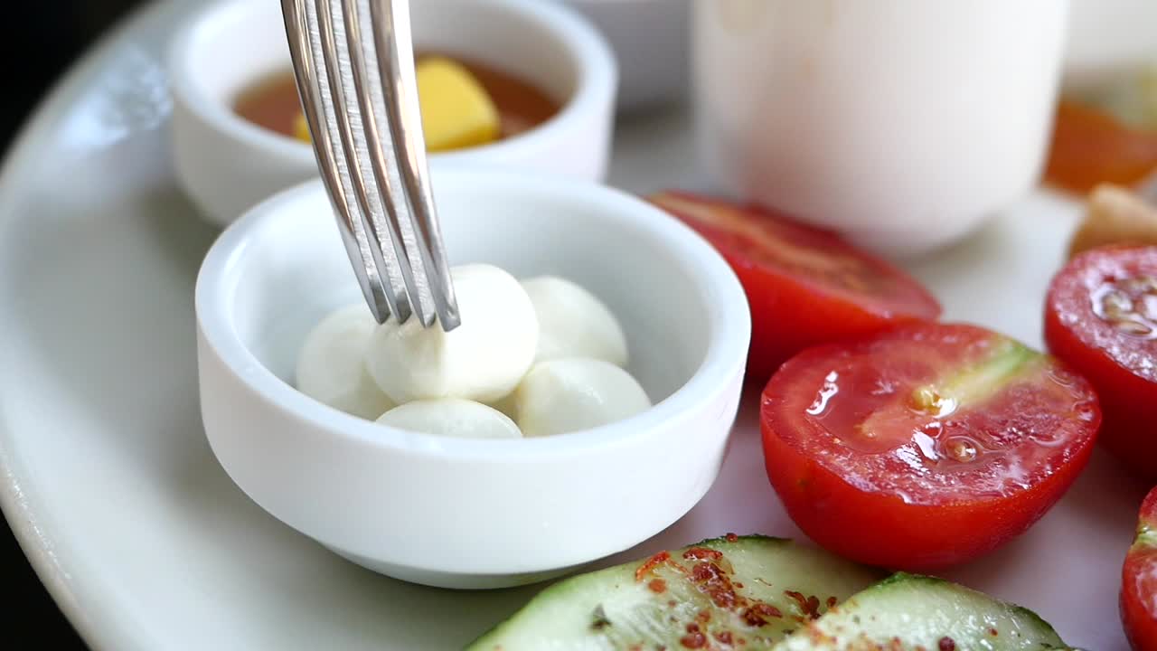 치즈, 토마토, 호박 을 은 터키식 아침 식사