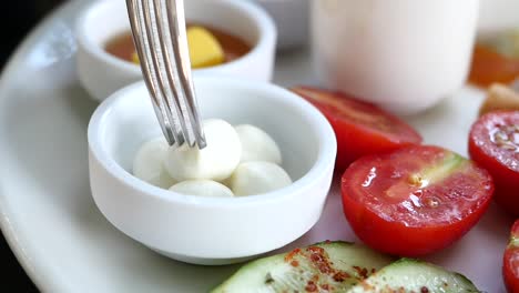 desayuno turco con queso, tomates y pepino