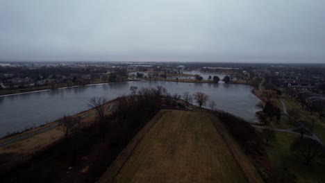 Century-Park-Vernon-Hills-Sledding-Hill-Puesta-De-Sol-Día-Nublado-Y-Lluvioso,-Big-Bear-Lake-Antena-4k-En-Diciembre