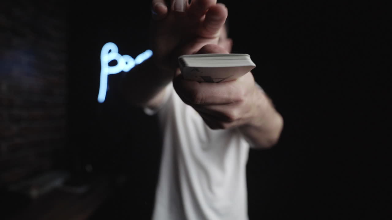 flip magician card trick showoff en un estudio interior