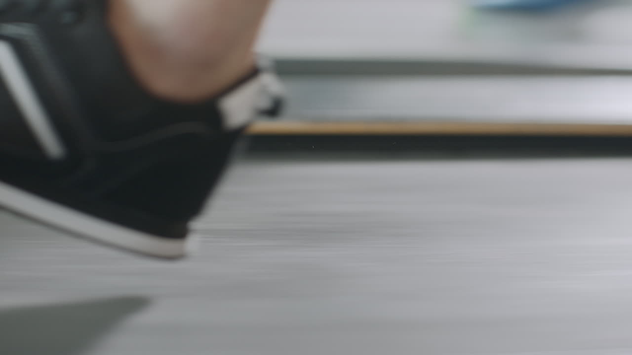 스포츠 클럽에서 트레드밀 운동을 하는  ⁇ 한 다리.