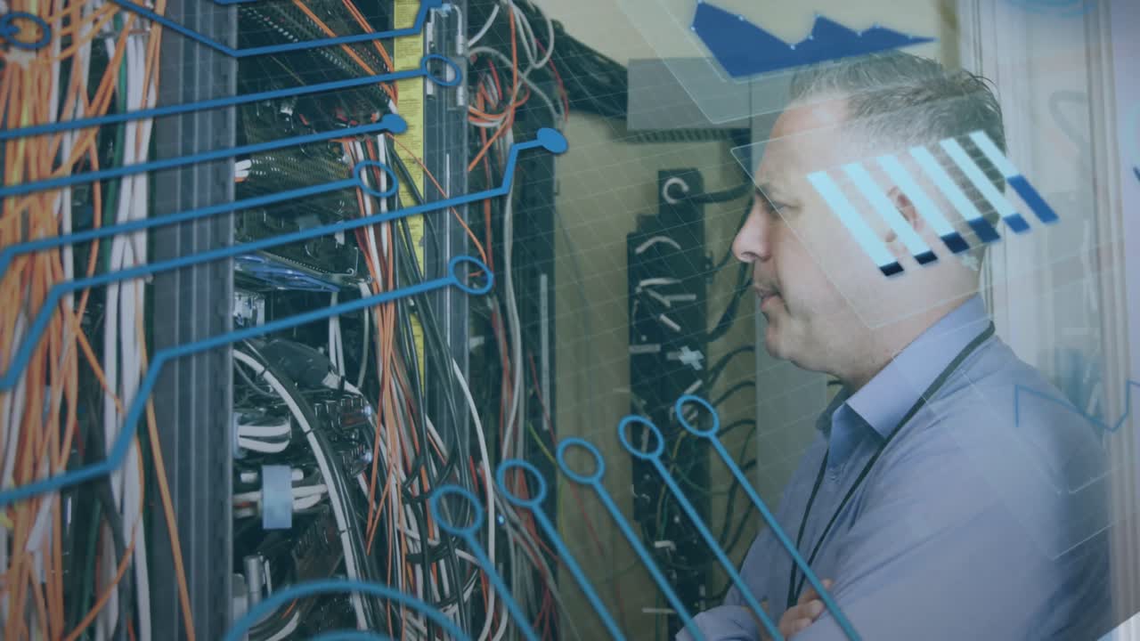 animación de la placa de circuitos y procesamiento de datos sobre el servidor de computadora de fijación de hombre caucásico