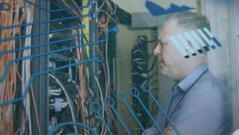 animación de la placa de circuitos y procesamiento de datos sobre el servidor de computadora de fijación de hombre caucásico