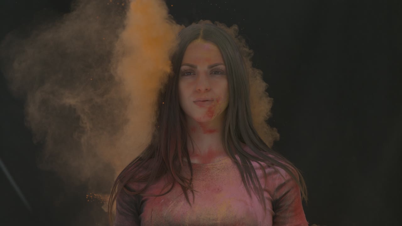 chica en color explosión de polvo en cámara lenta