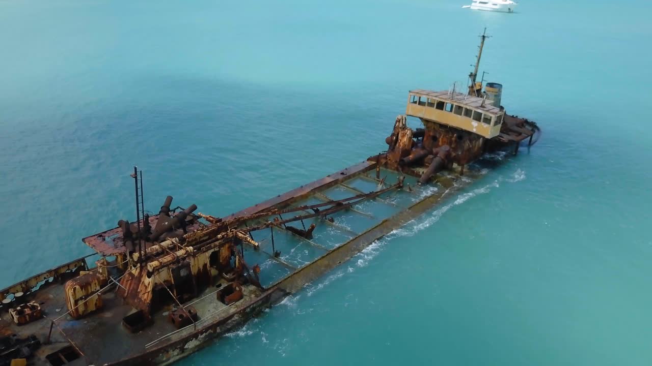 4k 공중 드론 보기 세인트 마틴 카리브해 섬에서 난파선 위로 비행