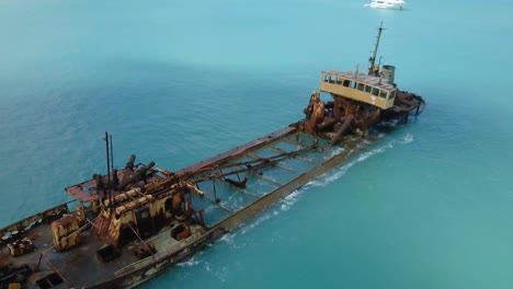 Fliegen-über-Schiffswrack-In-4k-Luftdrohnenansicht-Karibikinsel-St.-Maarten