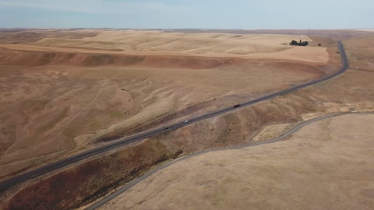 동부 워싱턴 주에 있는 스캐블랜드를 통과하는 고속도로의 전망