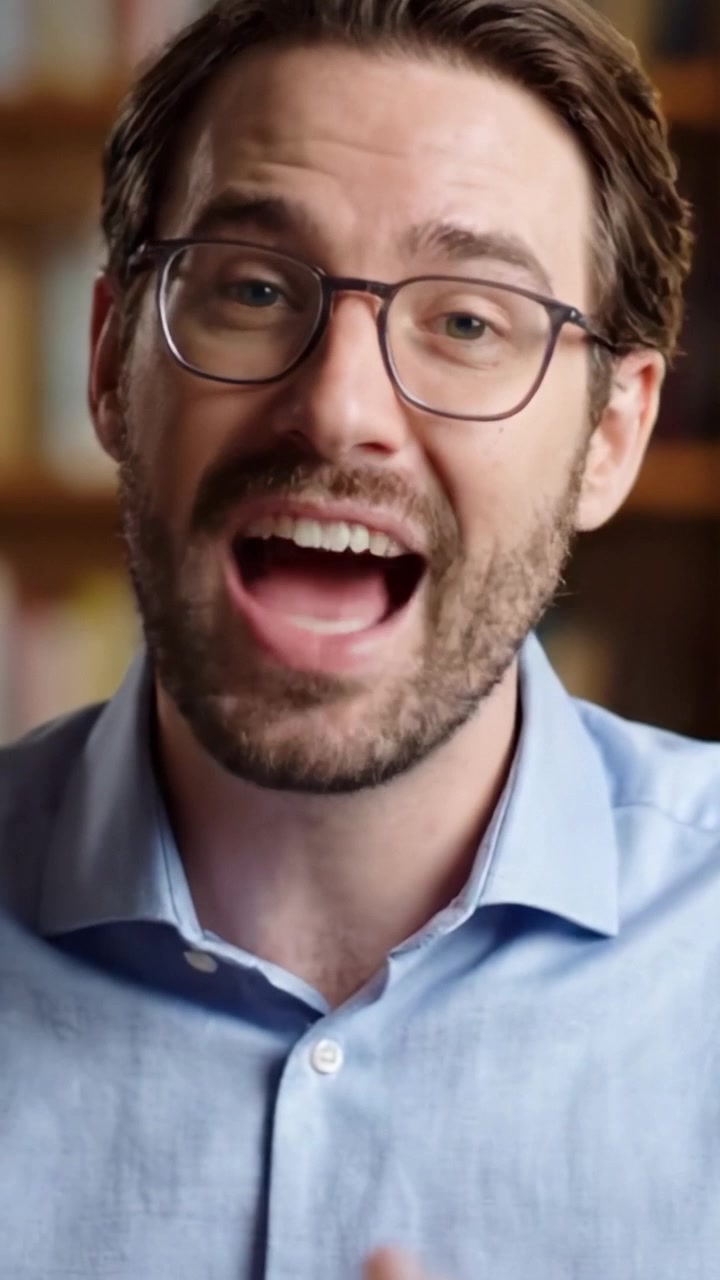 Un oratore coinvolgente discute spunti importanti con un sorriso amichevole in un ambiente confortevole per ispirare connessione e comprensione nel pubblico attraverso una comunicazione autentica