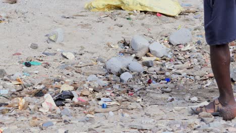 Hombre-Recogiendo-Residuos-De-Plástico-En-La-Playa-De-Carter-Road,-Mumbai,-India,-Primer-Plano