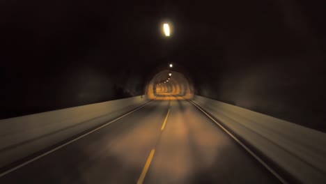 Autofahrten-Durch-Den-Tunnel-Aus-Sicht-Des-Fahrens-In-Norwegen.-Licht-Am-Ende-Des-Tunnels.