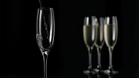vinho branco a ser derramado em câmara super lenta.