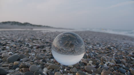 Bola-De-Cristal-En-La-Orilla