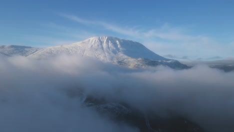 Ein-Berg-Gaustatoppen,-Der-Durch-Die-Wolken-Auftaucht