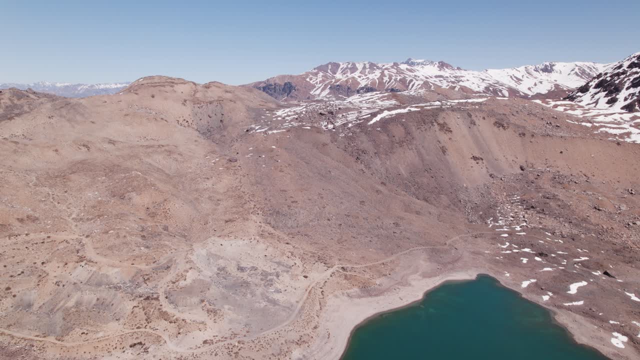 represa el yeso con agua turquesa en los andes