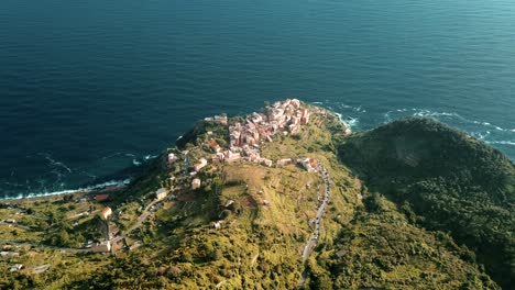 Slow-4K-drone-view-of-the-village-of-Corniglia,-in-Cinque-Terre