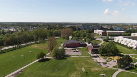 Parque-De-La-Ciudad-Y-Distrito-Vivo-Con-Edificios-De-Apartamentos-De-Norrkoping,-Vista-Aérea-De-Drones