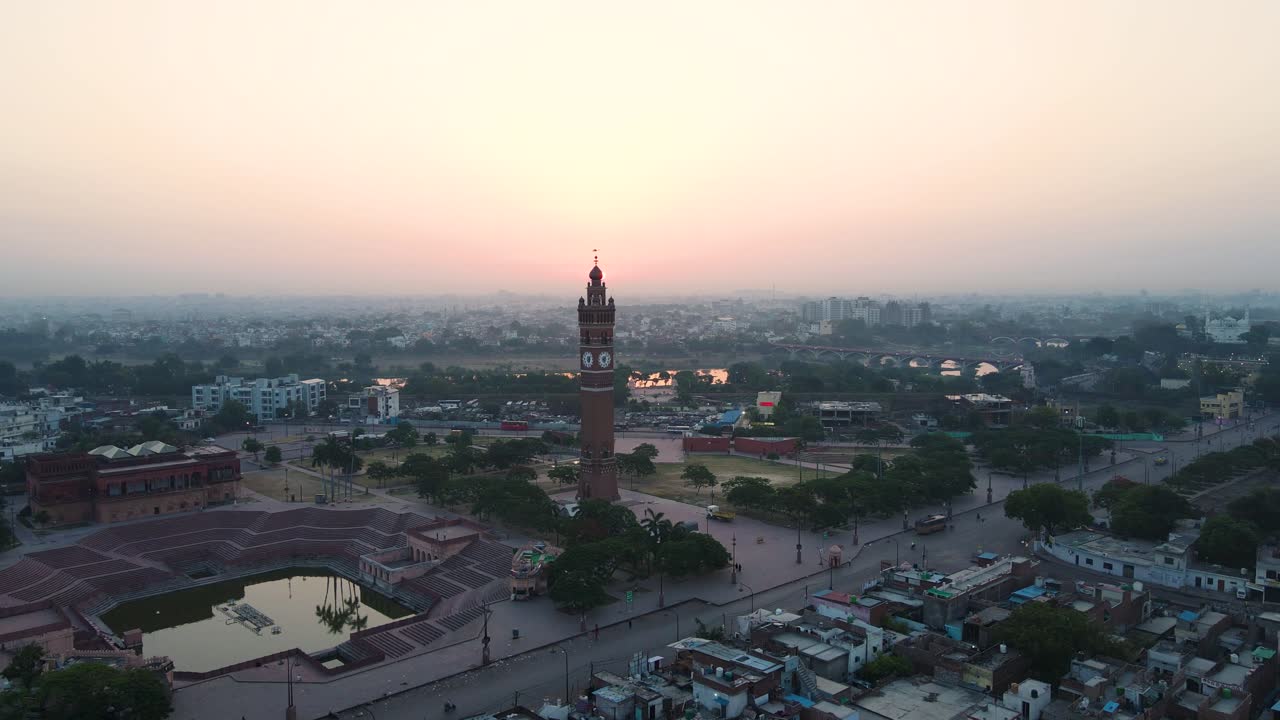 tomada de un avión no tripulado de la torre del reloj en lucknow, capturada en la luz dorada de la madrugada.