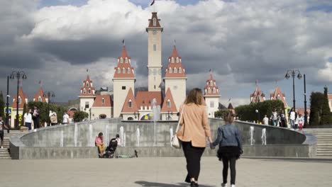 paseo familiar en un parque temático de castillos