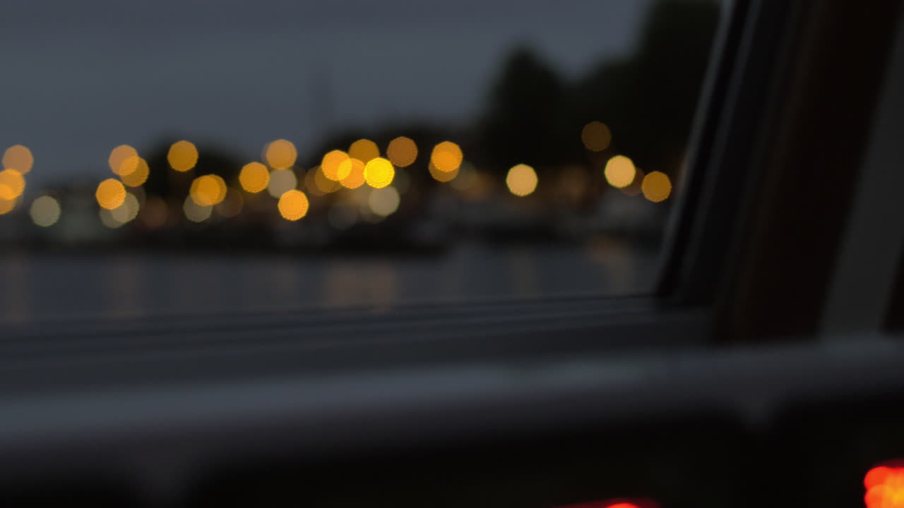 audioguía de escucha durante el recorrido acuático por la ciudad