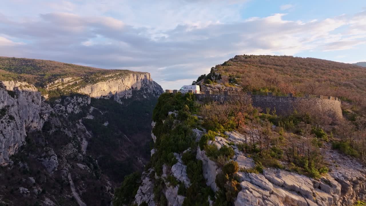 Vista aerea di un paesaggio canyon colorato e alberi nella regione del Var in Provenza.