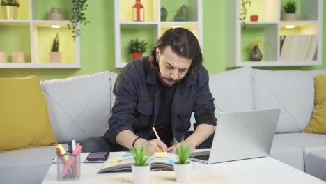 el hombre con presión de tiempo está recibiendo estrés de trabajo.