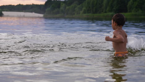 Vater-Und-Söhne-Spielen-Am-Strand