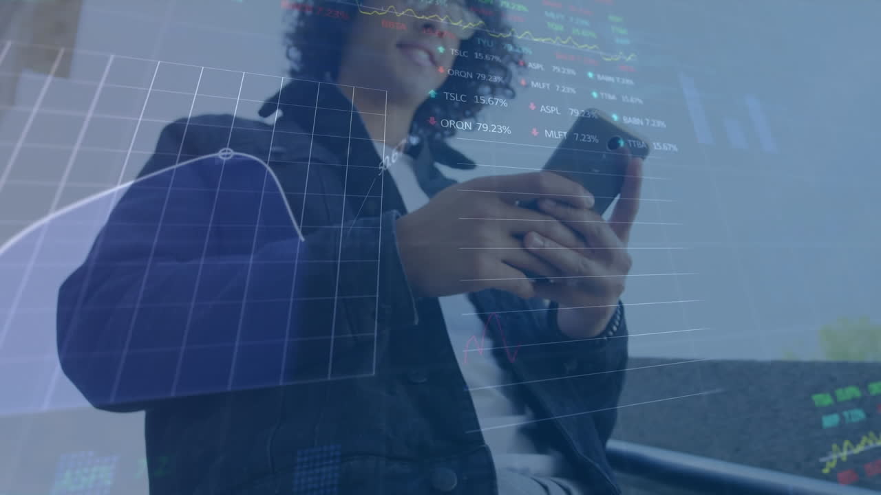 animación del procesamiento de datos financieros sobre un hombre biracial usando un teléfono inteligente