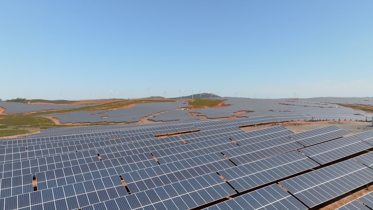 Panorama luftfoto af et stort solcelleanlæg på en bjergskråning, plads til tekst